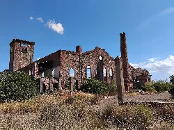 Ruinas de un edificio industrial con chimeneas en Peñarroya-Pueblonuevo.
