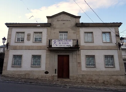 Casa do concello de Manzaneda.
