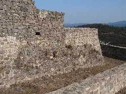 Murallas de piedra en el castillo de Torcafelló, Maçanet de la Selva.