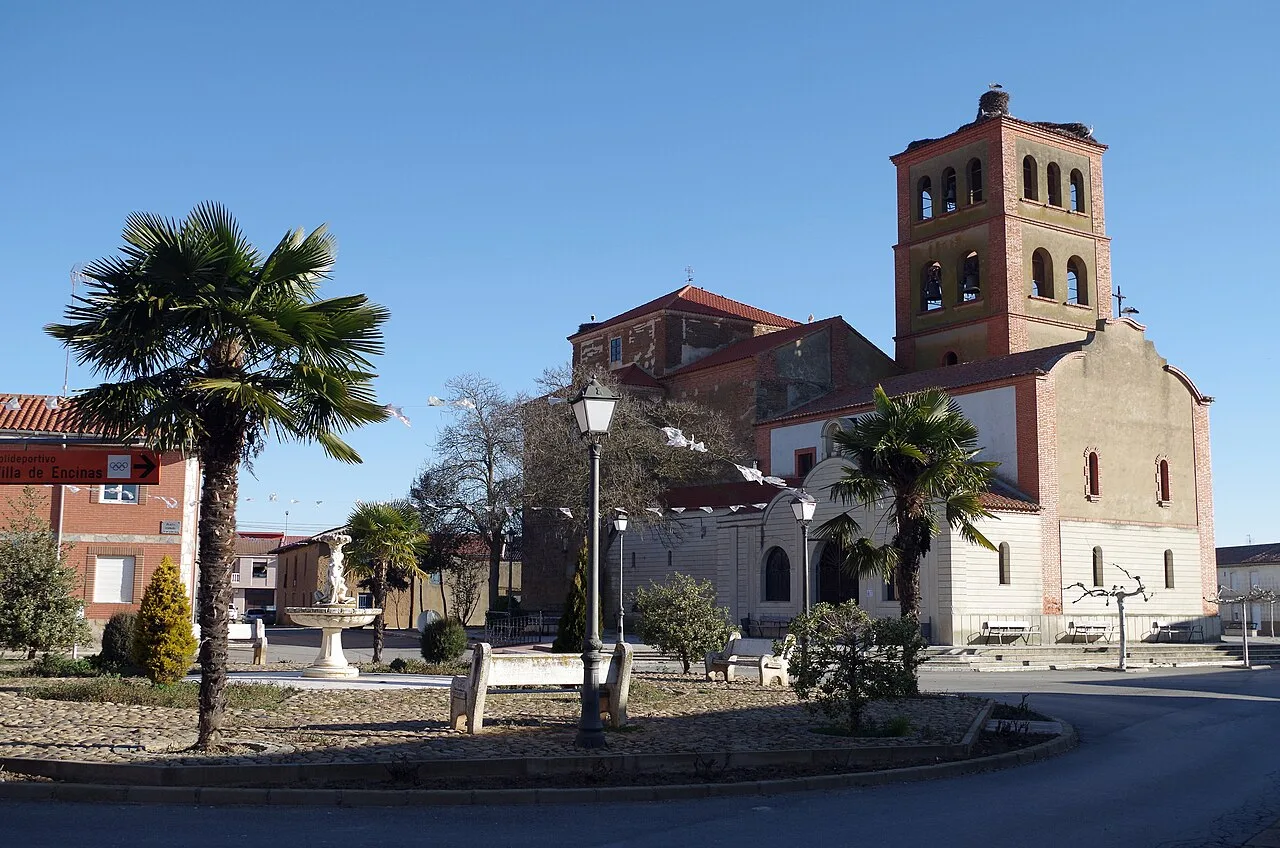 Kirche in Villaquejida mit Palmen und Platz davor.