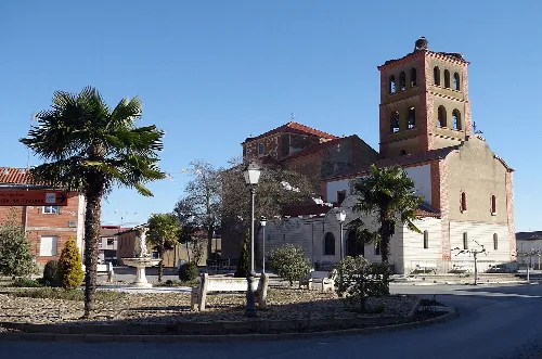 Kirche in Villaquejida mit Palmen und Platz davor.