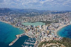Luftaufnahme von Calpe mit Hafen, Strand und Stadt vom Peñón de Ifach.