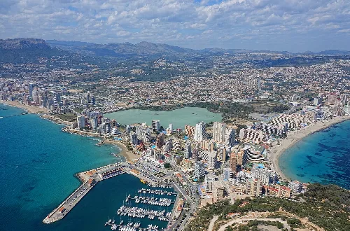 Luftaufnahme von Calpe mit Hafen, Strand und Stadt vom Peñón de Ifach.