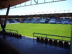 Vista del campo y las gradas del estadio en Zamora.