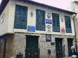 Building in Ribadavia with plaques and coats of arms, including one about the synagogue.