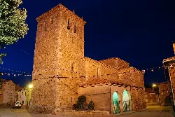 Kirche San Bartolomé mit steinerner Turm in Báscones de Ojeda.