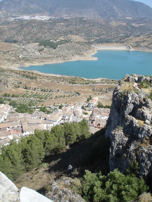 Panoramic view of Algodonales, the reservoir, and mountains in Cádiz.