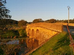 Steinbrücke mit Bögen über einen Fluss in Alía, Cáceres.