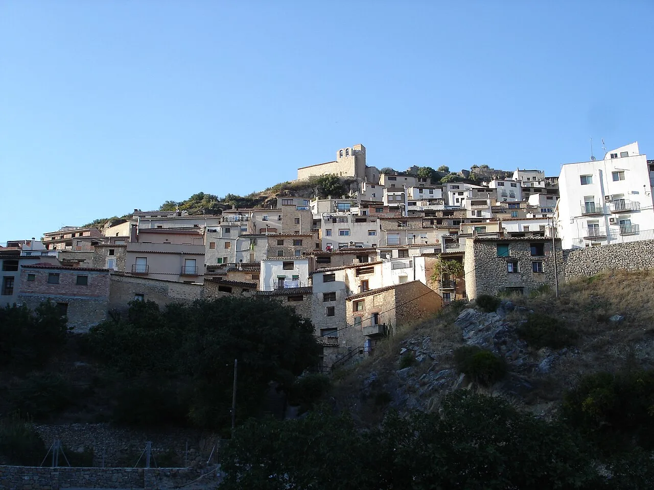 Vue générale de la ville de Paüls située en Catalogne (Espagne), dans la comarque de Baix Ebre (province de Tarragone).
