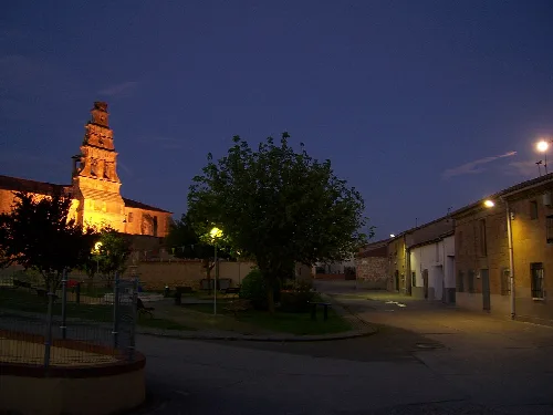 Plaza y torre de la Iglesia de San Isidoro en Casaseca de Campeán, Zamora