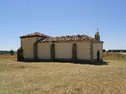 Pequeña ermita con paredes de piedra y tejado de tejas en Pino del Río.