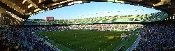 Vista panorámica del estadio con espectadores y campo de fútbol.