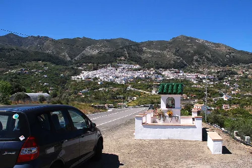 Panoramablick auf Casarabonela mit weißen Häusern und Bergen.