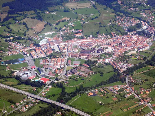 Vista aérea de la Villa de Grado, Asturias, con calles y edificios.