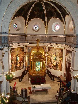 Ansicht des Heiligtums mit goldenem Altar und religiösen Gemälden.