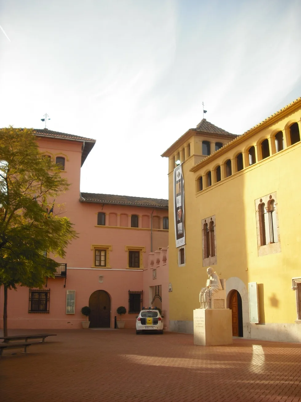 Palacio de Cruïlles y estatua en la plaza mayor de Alfara del Patriarca.