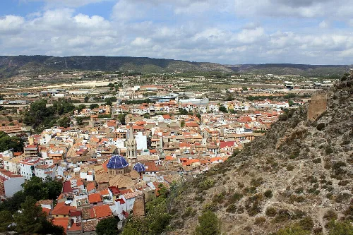 Panoramablick auf Moixent mit roten Dächern und blauer Kuppel.
