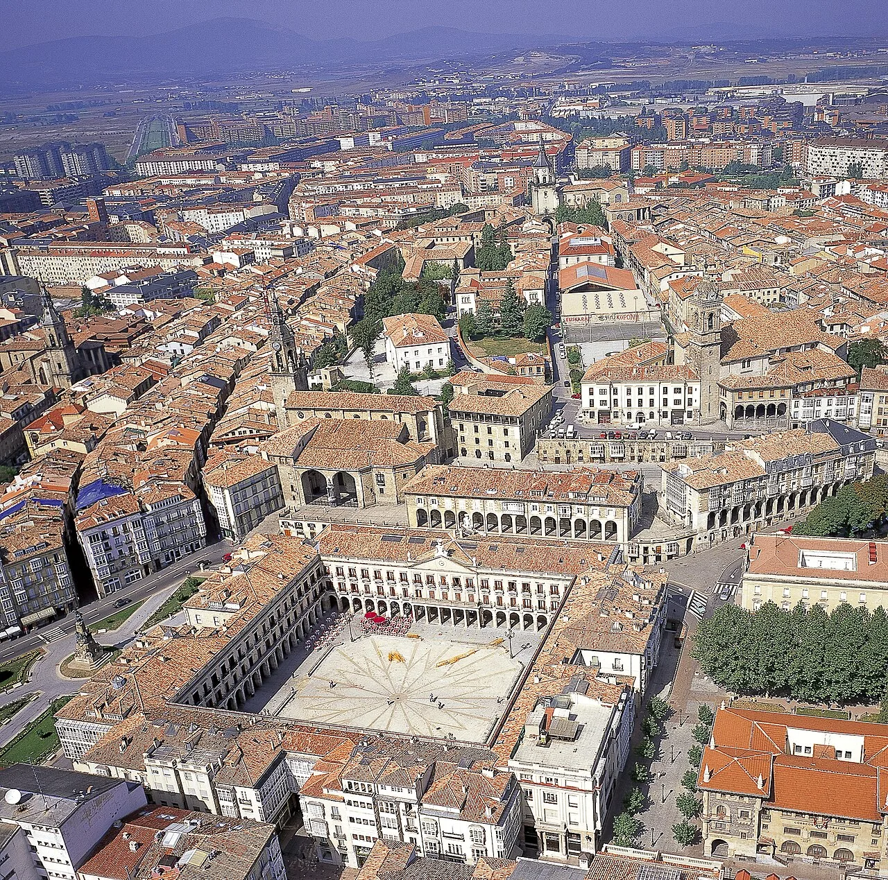 Luftaufnahme von Vitoria-Gasteiz mit alten Gebäuden und Straßen.