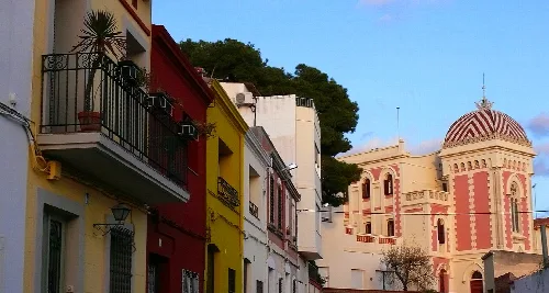 Bunte Häuser und eine Kirche in El Masnou.