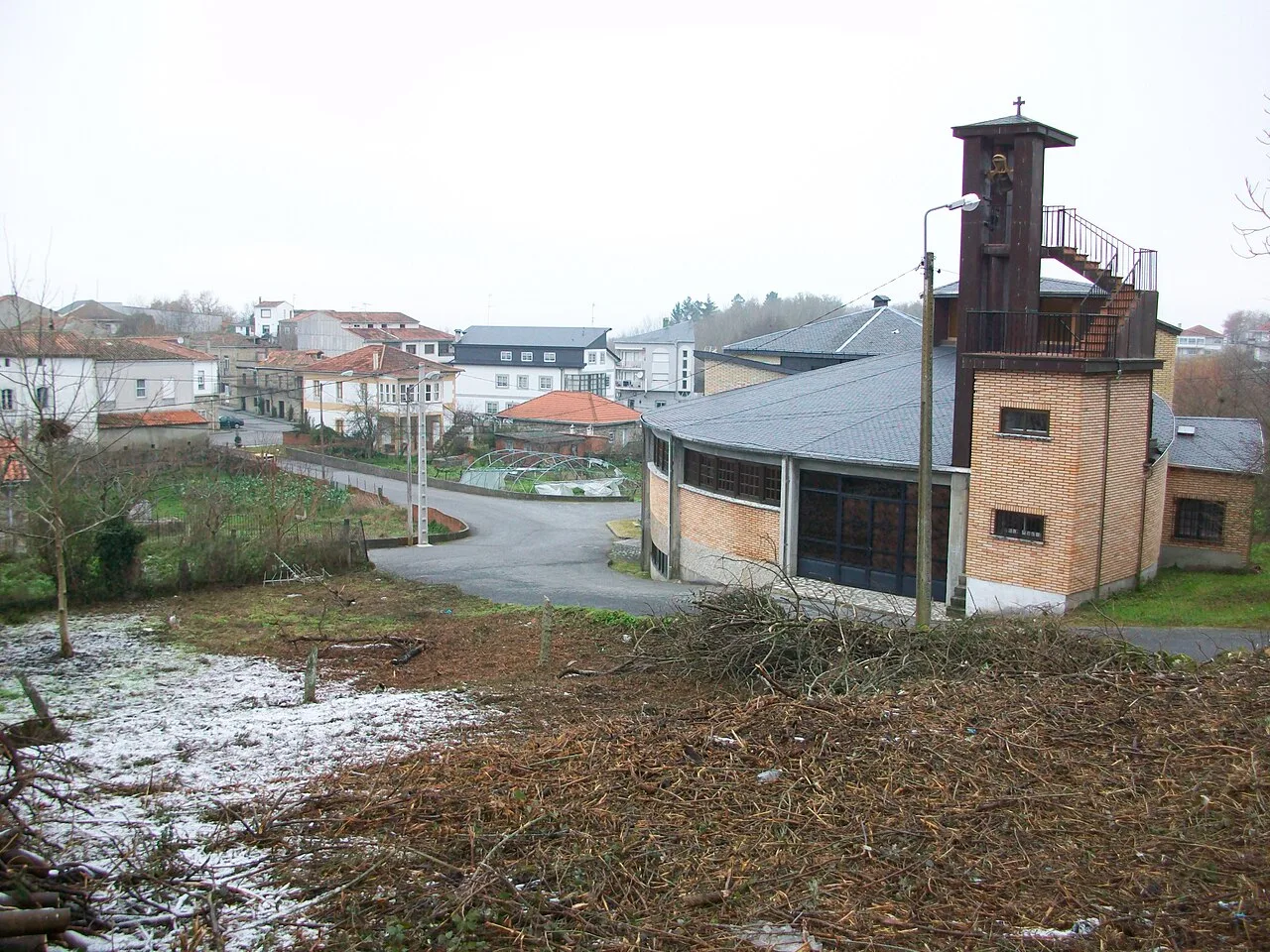 Church in Sober with houses and streets in the background.