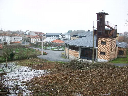 Kirche in Sober mit Häusern und Straßen im Hintergrund.