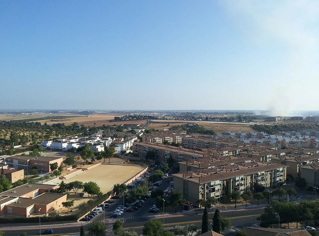 Blick auf Wohnsiedlung und Schule von einem hohen Gebäude in Mairena del Aljarafe.