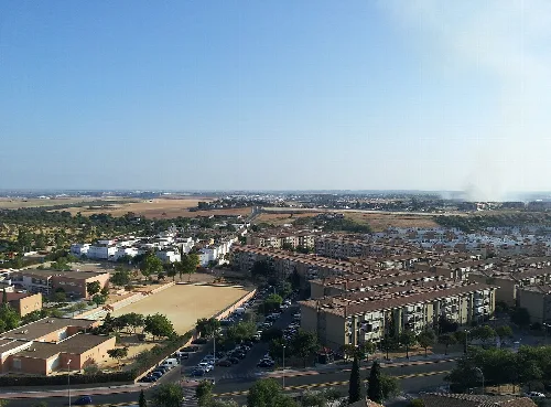 Vista de urbanización y colegio desde un edificio alto en Mairena del Aljarafe.