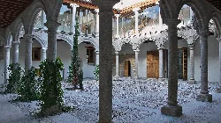 Patio interior con columnas y plantas en un palacio del siglo XVI en Ávila.