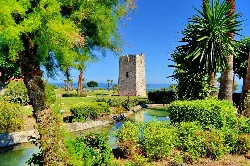 Almenara-Turm mit Gärten und tropischer Vegetation in Estepona, Málaga.