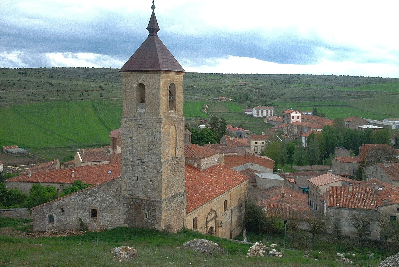 Iglesia de Maranchón vista desde el Altollano con casas y paisaje rural.