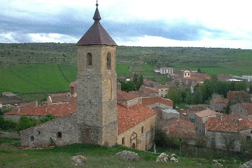 Kirche von Maranchón gesehen vom Altollano mit Häusern und ländlicher Landschaft.