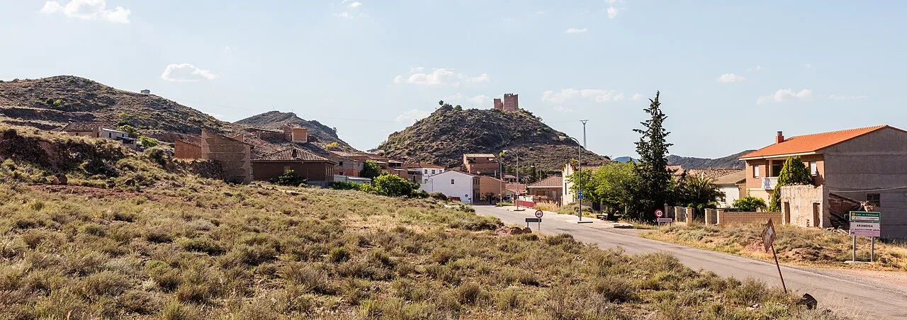 Casas y colinas en Arándiga, Zaragoza, España.