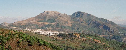 Landschaft mit Bergen und Ort in Yunquera, Málaga, mit Peña Prieta im Hintergrund.