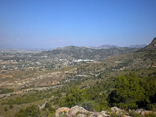 El pueblo de Urrácal visto desde la vertiente sur de la Sierra de las Estancias.