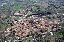 Vista aérea de Poza de la Sal con casas y paisaje rural.