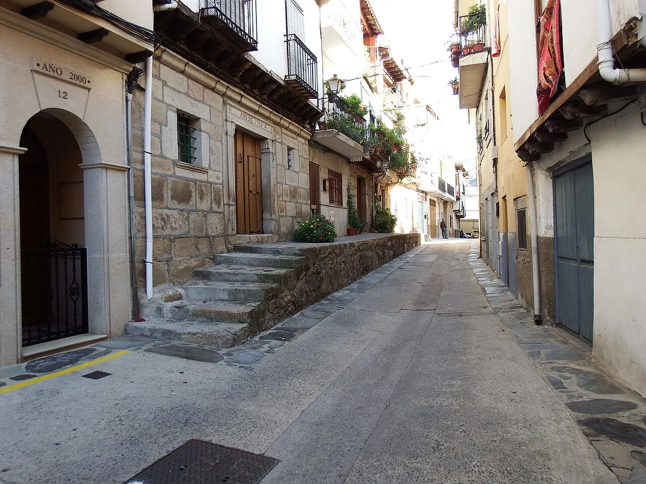 Enge Straße mit alten Häusern und Treppen in Tornavacas.
