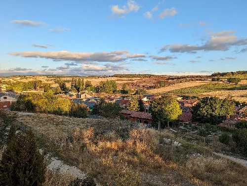 Vista general de Orbaneja Riopico (Burgos, España).