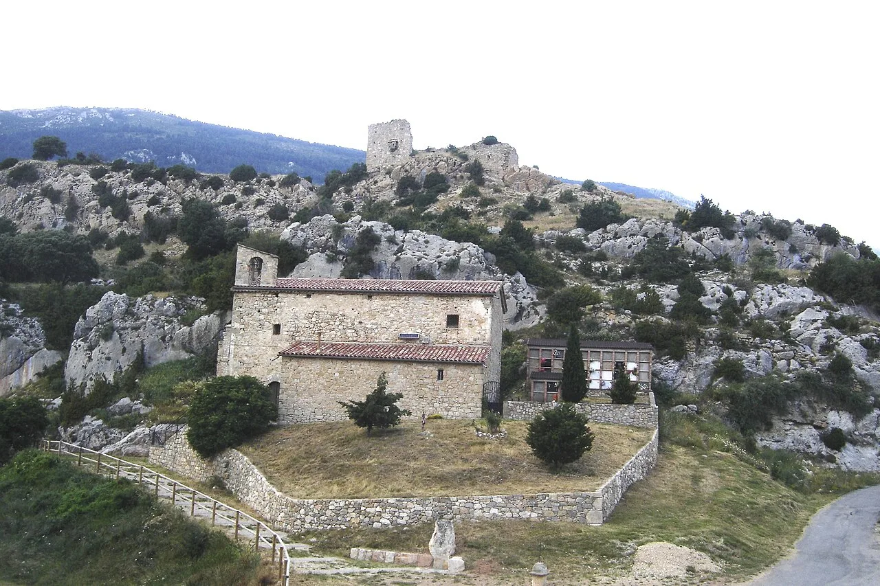 Ruinas de un castillo y una iglesia en un paisaje rocoso en Odèn.