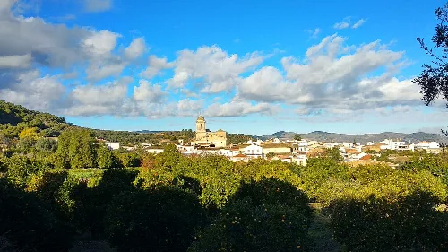 Barrio alto de Pinos del Valle, con la Iglesia de San Sebastián al fondo.
