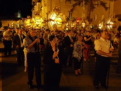 Grupo de personas en la procesión con faroles en Haro por la noche.