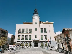 Edificio del ayuntamiento con torre y reloj en la plaza de Calzada de Calatrava.