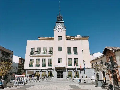 Rathaus mit Turm und Uhr im Stadtzentrum von Calzada de Calatrava.