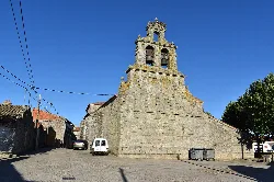 Iglesia de piedra con torre de campanario en Torregamones.
