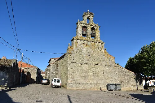 Steinernes Kirchengebäude mit Glockenturm in Torregamones.