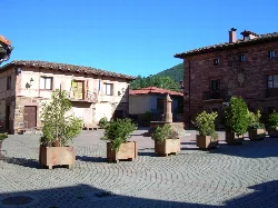 Platz mit Topfpflanzen, Rathaus und Casa Grande in Valgañón.