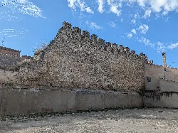 Steinmauer mit Zinnen in Roa, Burgos.