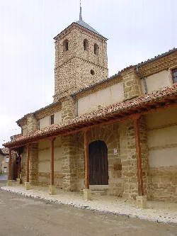 Kirche von Valderas mit Backstein-Turm und Ziegeldach.