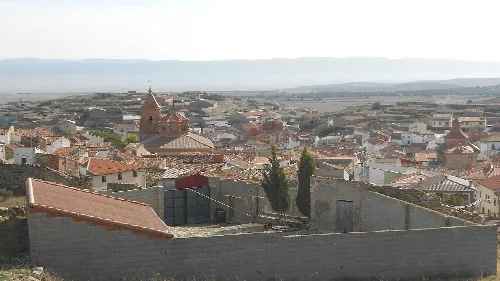 Häuser und eine Kirche in Ojos Negros, Teruel, Aragón.