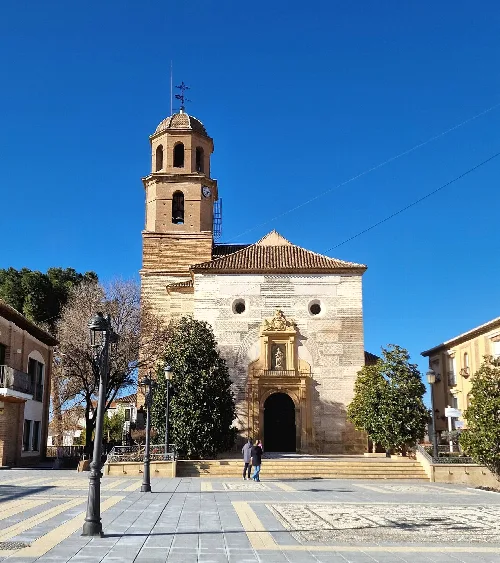 Kirche mit Turm und Fassade auf dem Platz von Alhendín, Granada.