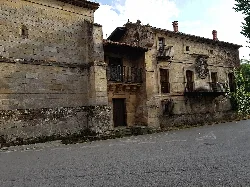 Vista de la fachada principal de una casona antigua en Los Corrales de Buelna.